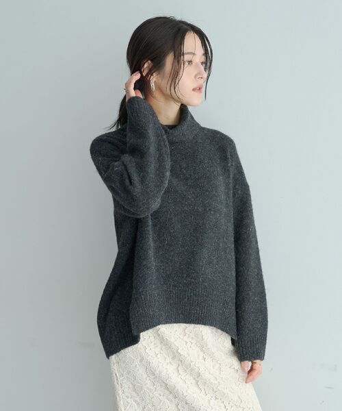 YECCA VECCA（イェッカヴェッカ）の「スリットタートルネックニット（ニット/セーター・レディース・ライトグレー/ラベンダー/サックスブルー/チャコールグレー・FREE）」の2枚目の写真