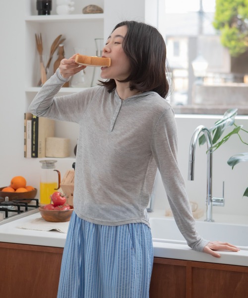 HEILIS(ヘイリス)の「シアーフーディーヘンリーネックトップス / シアー オフホワイト アイボリー ホワイト ブラック カットソー 長袖 トップス 春服 夏服 秋服 韓国 ノームコア カジュアル シンプル 無地 ヘルシー Tシャツ コンパクト 白 黒 グレー ヘンリーネック インナー(Tシャツ/カットソー・レディース・グレー/オフホワイト/ブラック・FREE)」の6枚目の写真