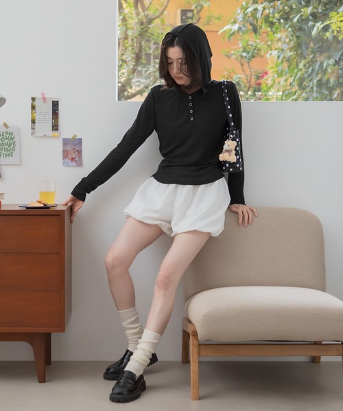 HEILIS(ヘイリス)の「シアーフーディーヘンリーネックトップス / シアー オフホワイト アイボリー ホワイト ブラック カットソー 長袖 トップス 春服 夏服 秋服 韓国 ノームコア カジュアル シンプル 無地 ヘルシー Tシャツ コンパクト 白 黒 グレー ヘンリーネック インナー(Tシャツ/カットソー・レディース・グレー/オフホワイト/ブラック・FREE)」の13枚目の写真