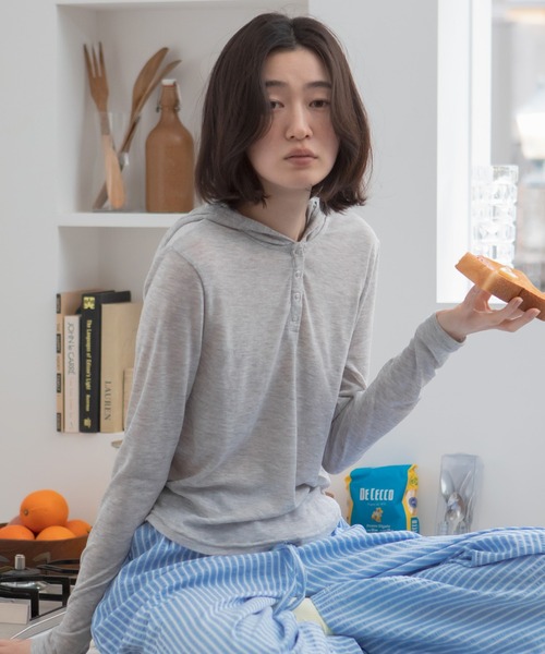 HEILIS(ヘイリス)の「シアーフーディーヘンリーネックトップス / シアー オフホワイト アイボリー ホワイト ブラック カットソー 長袖 トップス 春服 夏服 秋服 韓国 ノームコア カジュアル シンプル 無地 ヘルシー Tシャツ コンパクト 白 黒 グレー ヘンリーネック インナー(Tシャツ/カットソー・レディース・グレー/オフホワイト/ブラック・FREE)」の16枚目の写真