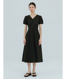 ETMON（エトモン）の「Curved V-Neck Dress, Black（ワンピース）」