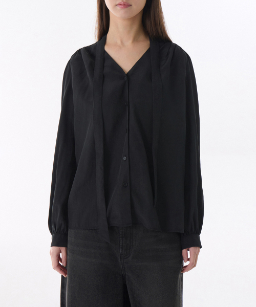 MUSINSA STANDARD WOMAN（ムシンサスタンダードウーマン）の「ウィメンズボリュームシャーリングタイブラウス[ブラック]（シャツ/ブラウス・レディース・その他・LARGE/MEDIUM/SMALL/X-SMALL）」の5枚目の写真