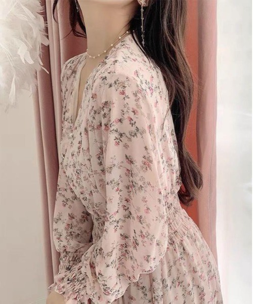 &soiree(アンドソワレ)の「花柄Vネックシャーリングワンピース(ワンピース・レディース・イエロー/ラベンダー/ピンク/サックスブルー/アイボリー/オフホワイト・X-LARGE/LARGE/MEDIUM)」の1枚目の写真