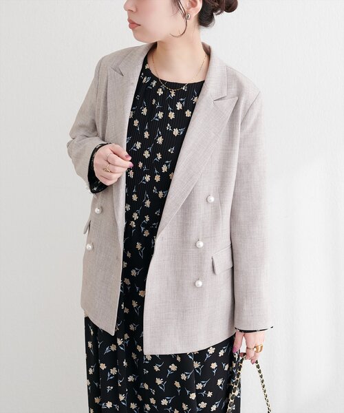 natural couture(ナチュラルクチュール)の「〈osono〉パール釦テーラードジャケット(テーラードジャケット・レディース・グレー/ネイビー/ライトベージュ・FREE)」の3枚目の写真