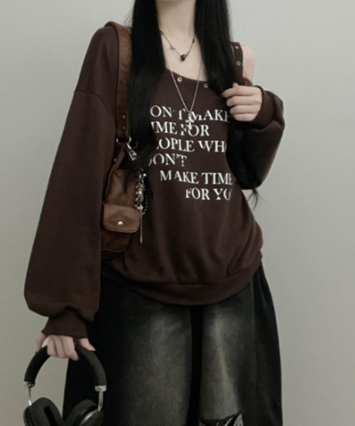 VIVID LADY(ビビッドレディー)の「ワンショルダーアイレットスウェットトップス(スウェット・レディース・ブラウン/ネイビー/グレー/レッド/アイボリー/ブラック・FREE)」の5枚目の写真