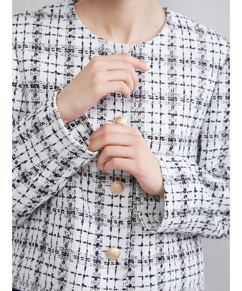 Mila Owen（ミラオーウェン）の「クロップド金釦コンパクトツイードジャケット（ノーカラージャケット・レディース・ホワイト/ダークブラウン/ピンク・0/1）」の9枚目の写真