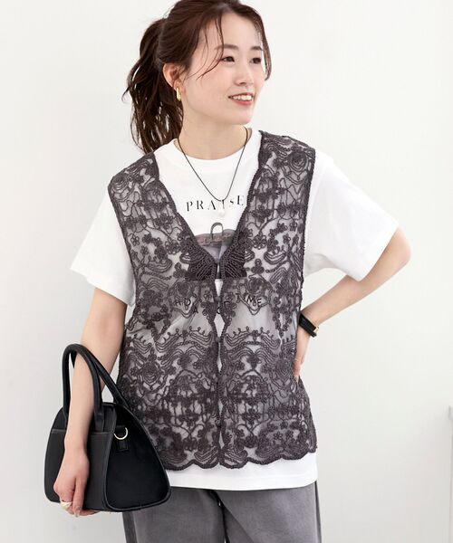 le.coeur blanc（ルクールブラン）の「TORRAZZO DONNAエンブロイダリーレースベスト（ベスト・レディース・チャコールグレー/ライトグレー/ホワイト・38）」の5枚目の写真