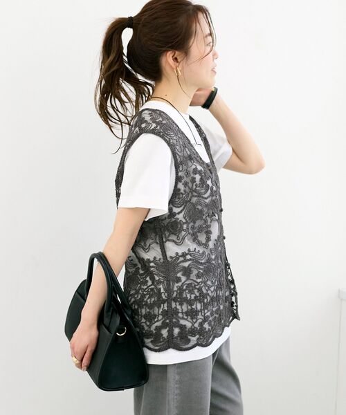 le.coeur blanc（ルクールブラン）の「TORRAZZO DONNAエンブロイダリーレースベスト（ベスト・レディース・チャコールグレー/ライトグレー/ホワイト・38）」の6枚目の写真