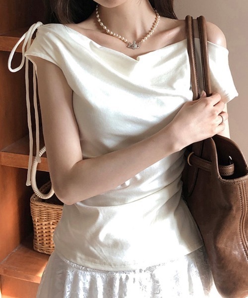Teem Store(チームストア)の「アシメショルダー風サイドギャザーリボン結びトップス(Tシャツ/カットソー・レディース・ホワイト/グレー/ピンク・F)」の1枚目の写真