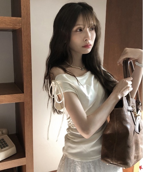 Teem Store(チームストア)の「アシメショルダー風サイドギャザーリボン結びトップス(Tシャツ/カットソー・レディース・ホワイト/グレー/ピンク・F)」の5枚目の写真