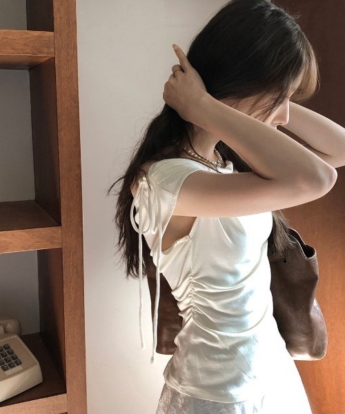 Teem Store(チームストア)の「アシメショルダー風サイドギャザーリボン結びトップス(Tシャツ/カットソー・レディース・ホワイト/グレー/ピンク・F)」の4枚目の写真
