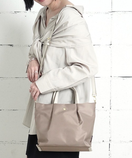 Legato Largo(レガートラルゴ)の「"02"≪Legato Largo≫肩楽 2ポケット ナイロン 2WAY ショルダーバッグ(ショルダーバッグ・レディース・ベージュ/ネイビー/ブラック/グレー/ライトブラウン・ONE SIZE)」の3枚目の写真