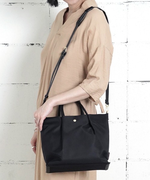 Legato Largo(レガートラルゴ)の「"02"≪Legato Largo≫肩楽 2ポケット ナイロン 2WAY ショルダーバッグ(ショルダーバッグ・レディース・ベージュ/ネイビー/ブラック/グレー/ライトブラウン・ONE SIZE)」の1枚目の写真