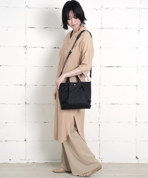 Legato Largo(レガートラルゴ)の「"02"≪Legato Largo≫肩楽 2ポケット ナイロン 2WAY ショルダーバッグ(ショルダーバッグ・レディース・ベージュ/ネイビー/ブラック/グレー/ライトブラウン・ONE SIZE)」の11枚目の写真