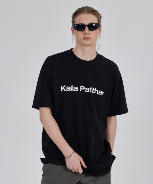 KALAPATTHAR(カラパタール)の「シグネチャーロゴ ルーズフィット Tシャツ - ブラック(Tシャツ/カットソー・メンズ・その他・MEDIUM/LARGE/X-LARGE)」の4枚目の写真