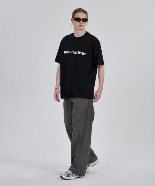 KALAPATTHAR(カラパタール)の「シグネチャーロゴ ルーズフィット Tシャツ - ブラック(Tシャツ/カットソー・メンズ・その他・MEDIUM/LARGE/X-LARGE)」の3枚目の写真