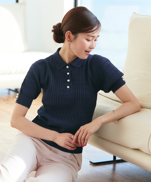 RUIRUE BOUTIQUE(ルイルエブティック)の「洗える/ストレッチ | パールボタン ヘンリー ポロニット | トップス・ニットトップス・サマーニット・シアートップス・ニットポロ・ポロシャツ(ポロシャツ・レディース・ホワイト/ネイビー/グレイッシュベージュ/ブラック/ライトベージュ・M/L)」の1枚目の写真