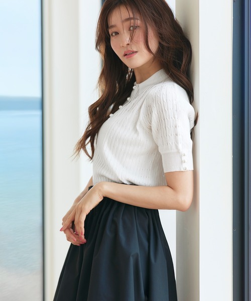 RUIRUE BOUTIQUE(ルイルエブティック)の「洗える/ストレッチ | パールボタン ヘンリー ポロニット | トップス・ニットトップス・サマーニット・シアートップス・ニットポロ・ポロシャツ(ポロシャツ・レディース・ホワイト/ネイビー/グレイッシュベージュ/ブラック/ライトベージュ・M/L)」の6枚目の写真