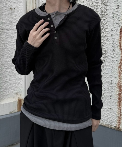 Never mind the XU / Chikashitsu+(ネバーマインド ザ エックスユー / チカシツプラス)の「【nmtc+】layered henley neck long sleeve / 【エヌエムティーシープラス】レイヤードヘンリーネック長袖Tシャツ(Tシャツ/カットソー・メンズ・ブラック/グレー・ONE SIZE)」の1枚目の写真