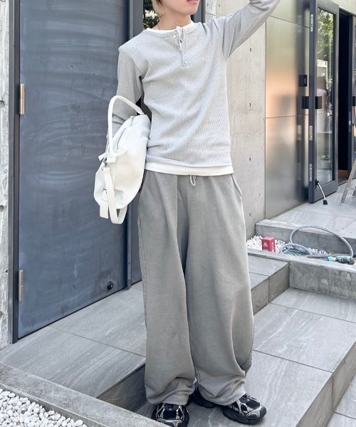 Never mind the XU / Chikashitsu+(ネバーマインド ザ エックスユー / チカシツプラス)の「【nmtc+】layered henley neck long sleeve / 【エヌエムティーシープラス】レイヤードヘンリーネック長袖Tシャツ(Tシャツ/カットソー・メンズ・ブラック/グレー・ONE SIZE)」の5枚目の写真
