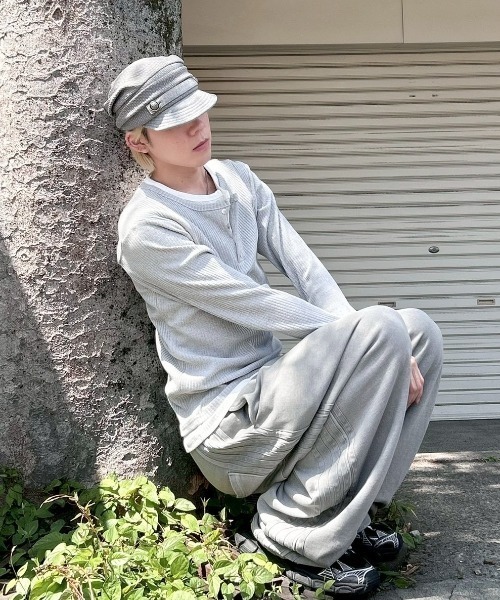 Never mind the XU / Chikashitsu+(ネバーマインド ザ エックスユー / チカシツプラス)の「【nmtc+】layered henley neck long sleeve / 【エヌエムティーシープラス】レイヤードヘンリーネック長袖Tシャツ(Tシャツ/カットソー・メンズ・ブラック/グレー・ONE SIZE)」の4枚目の写真