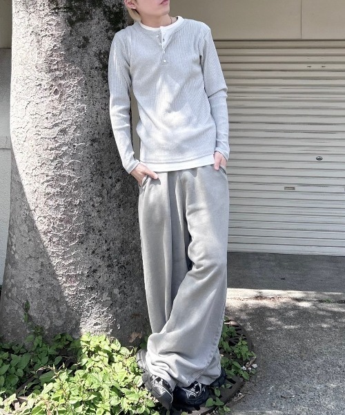Never mind the XU / Chikashitsu+(ネバーマインド ザ エックスユー / チカシツプラス)の「【nmtc+】layered henley neck long sleeve / 【エヌエムティーシープラス】レイヤードヘンリーネック長袖Tシャツ(Tシャツ/カットソー・メンズ・ブラック/グレー・ONE SIZE)」の7枚目の写真