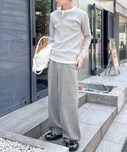 Never mind the XU / Chikashitsu+(ネバーマインド ザ エックスユー / チカシツプラス)の「【nmtc+】layered henley neck long sleeve / 【エヌエムティーシープラス】レイヤードヘンリーネック長袖Tシャツ(Tシャツ/カットソー・メンズ・ブラック/グレー・ONE SIZE)」の6枚目の写真