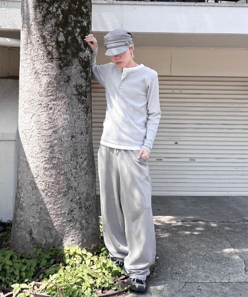 Never mind the XU / Chikashitsu+(ネバーマインド ザ エックスユー / チカシツプラス)の「【nmtc+】layered henley neck long sleeve / 【エヌエムティーシープラス】レイヤードヘンリーネック長袖Tシャツ(Tシャツ/カットソー・メンズ・ブラック/グレー・ONE SIZE)」の3枚目の写真