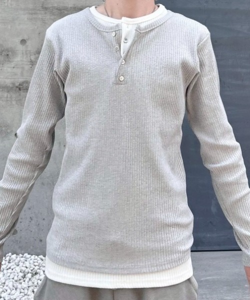 Never mind the XU / Chikashitsu+(ネバーマインド ザ エックスユー / チカシツプラス)の「【nmtc+】layered henley neck long sleeve / 【エヌエムティーシープラス】レイヤードヘンリーネック長袖Tシャツ(Tシャツ/カットソー・メンズ・ブラック/グレー・ONE SIZE)」の8枚目の写真