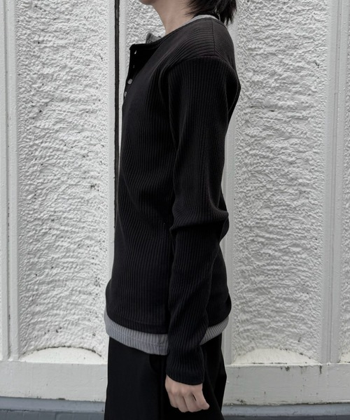 Never mind the XU / Chikashitsu+(ネバーマインド ザ エックスユー / チカシツプラス)の「【nmtc+】layered henley neck long sleeve / 【エヌエムティーシープラス】レイヤードヘンリーネック長袖Tシャツ(Tシャツ/カットソー・メンズ・ブラック/グレー・ONE SIZE)」の14枚目の写真