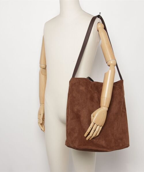 Un coeur(アンクール)の「【Un coeur/アンクール】SUEDE DRAPE 2WAY TOTE / スエード ドレープ 2ウェイショルダー kareem / K906021(ショルダーバッグ・レディース・グレー/キャメル・FREE)」の6枚目の写真