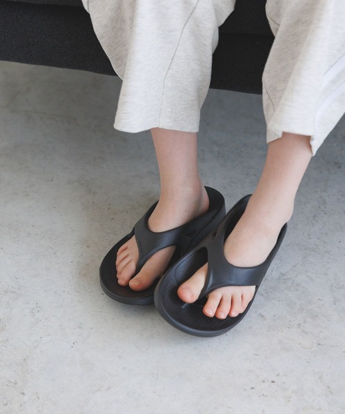 OOFOS（ウーフォス）の「【OOFOS(ウーフォス)】OOriginal[22cm](KIDS)（サンダル・キッズ・ブラック/ブラウン系その他・22.0cm）」の2枚目の写真