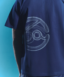 THEWARLD（ザワールド）の「ストラクトスローガンロゴコットン半袖Tシャツ（ネイビー）（Tシャツ/カットソー）」