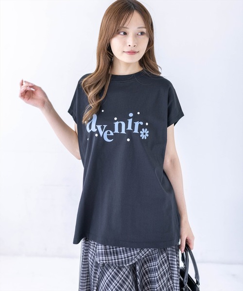 CLEAR BASIC（クリアベーシック）の「フレンチスリーブパール付きプリントロゴTシャツ［骨格ナチュラル/ゆったり/体型カバー/カジュアル］（Tシャツ/カットソー・レディース・ネイビー/サックスブルー/ブラック/ホワイト系その他/ホワイト系その他2・F）」の3枚目の写真