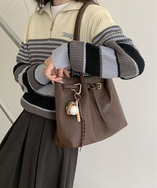 LA VORAGINE（ラ ヴォラジネ）の「レザー風 トートバッグ 大容量 シンプル デザイン（トートバッグ・レディース・モカ/ブラック・FREE）」の6枚目の写真