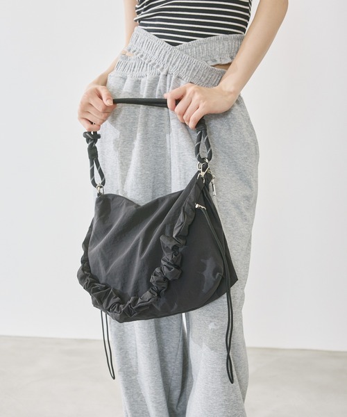 P.V.T(ピーブイティー)の「ロープハンドルショルダーバッグ(ショルダーバッグ・レディース・LT.Gray/PINK/White/Yellow/Black・F)」の4枚目の写真