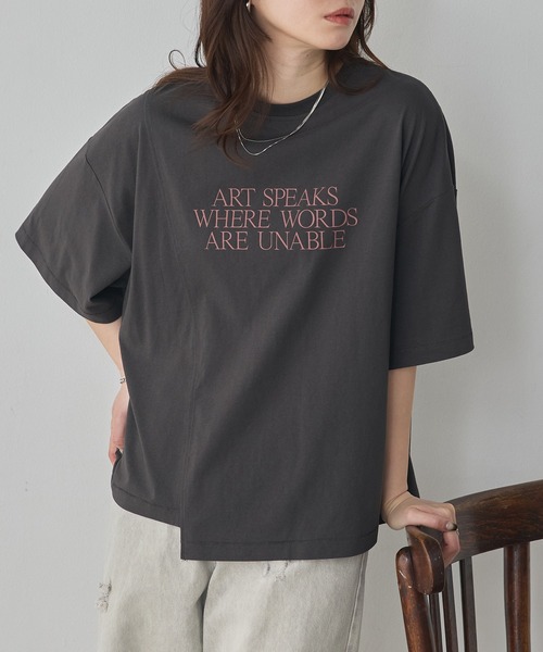 hunch(ハンチ)の「USAコットン アシメロゴ Tシャツ(Tシャツ/カットソー・レディース・オフホワイト/レッド/チャコール・FREE)」の3枚目の写真