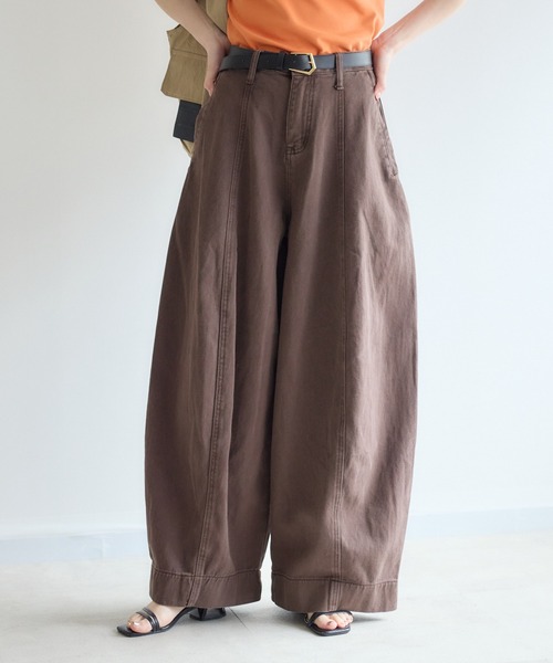 Paradise Picnic(パラダイスピクニック)の「TORANOI. カーブカラーデニムパンツ(デニムパンツ・レディース・カーキ/ブラウン・SMALL/MEDIUM)」の2枚目の写真