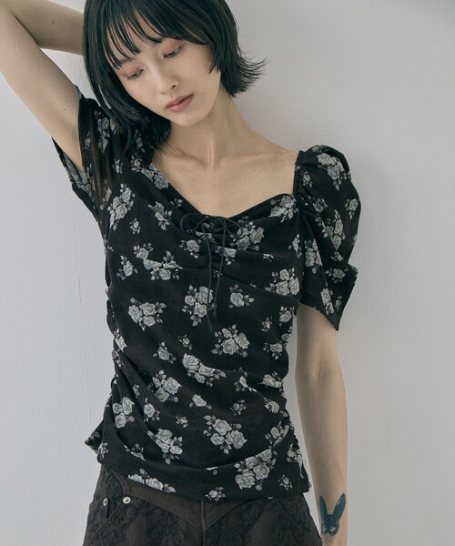FETICO(フェティコ)の「【FETICO/フェティコ】《STUDIOUS別注》VELOUR ROSE TEE/ベロアローズT(Tシャツ/カットソー・レディース・ブラック/レッド・FREE)」の4枚目の写真