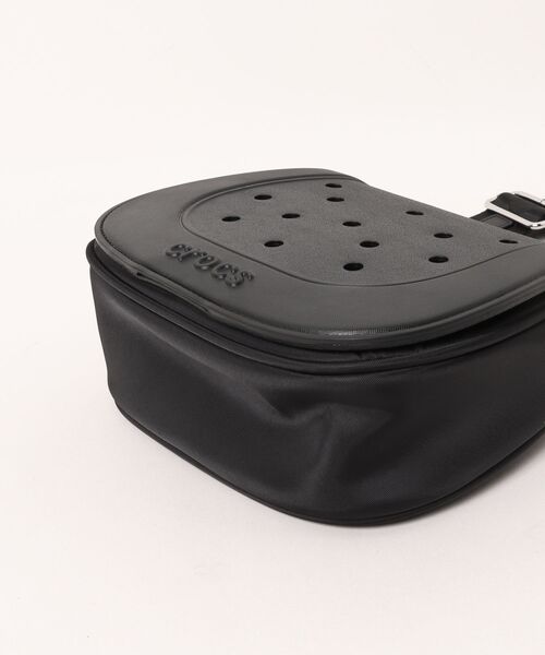 crocs(クロックス)の「クロックス クロックス ナイロン クロスボディ / crocs Crocs Nylon Crossbody(ボディバッグ/ウエストポーチ・レディース・ブラック/ホワイト・ONE SIZE)」の4枚目の写真