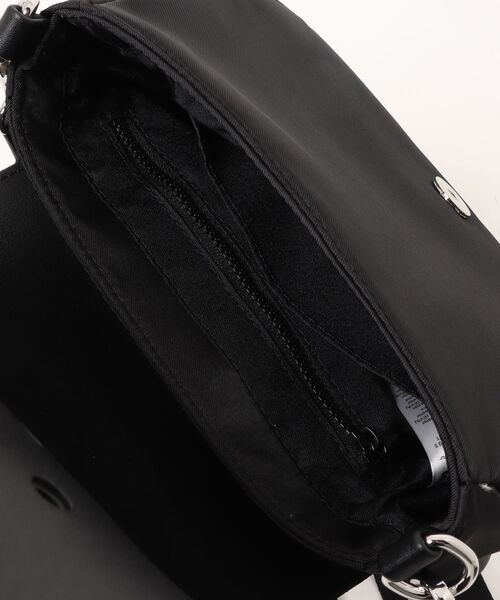 crocs(クロックス)の「クロックス クロックス ナイロン クロスボディ / crocs Crocs Nylon Crossbody(ボディバッグ/ウエストポーチ・レディース・ブラック/ホワイト・ONE SIZE)」の5枚目の写真