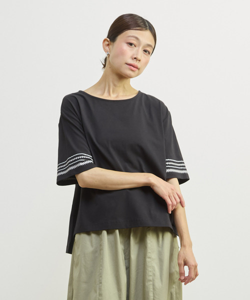 MELROSE claire(メルローズ クレール)の「【袖刺しゅう&スパンコール プルオーバー】(Tシャツ/カットソー・レディース・ブルー/ホワイト/ブラック・FREE)」の2枚目の写真