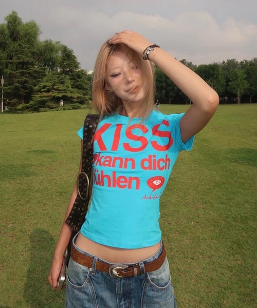 AsheKsha(アシクシャ)の「アルファベットプリント半袖(Tシャツ/カットソー・レディース・ブルー・M)」の1枚目の写真