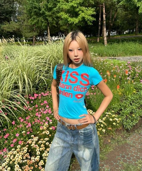 AsheKsha(アシクシャ)の「アルファベットプリント半袖(Tシャツ/カットソー・レディース・ブルー・M)」の2枚目の写真