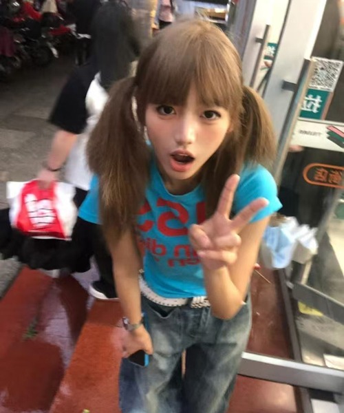 AsheKsha(アシクシャ)の「アルファベットプリント半袖(Tシャツ/カットソー・レディース・ブルー・M)」の18枚目の写真