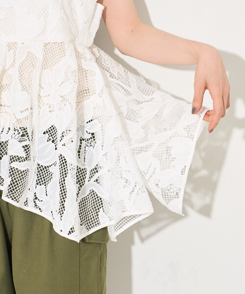 Firsthand（ファーストハンド）の「Firsthand/ファーストハンド フラワーモチーフ バテンレース イレヘム キャミソール トップス 【限定展開】（キャミソール・レディース・オフホワイト/ブラック・FREE）」の5枚目の写真