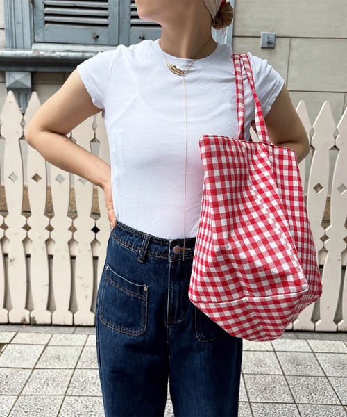ISOOK（アイスー）の「ギンガムチェックビッグトートバッグ(comochi select) / 大容量 A4対応 マザーバッグ 軽量 旅行 通勤 通学 推し活 布 マチあり（トートバッグ・レディース・ブラック/レッド・FREE）」の3枚目の写真