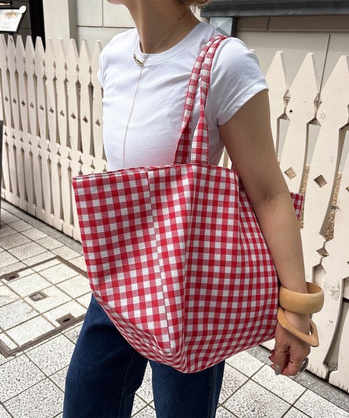 ISOOK（アイスー）の「ギンガムチェックビッグトートバッグ(comochi select) / 大容量 A4対応 マザーバッグ 軽量 旅行 通勤 通学 推し活 布 マチあり（トートバッグ・レディース・ブラック/レッド・FREE）」の4枚目の写真