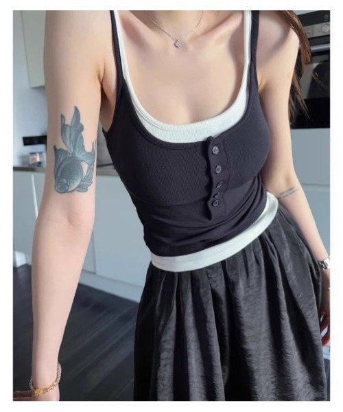 SHEPP(シープ)の「【カップ付き】フェイクレイヤード ヘンリーネック ノースリーブ リブタンクトップ(タンクトップ・レディース・レッド/グレー/ブラウン/ネイビー/ブラック・F)」の8枚目の写真