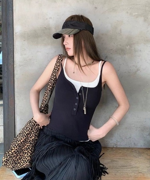 SHEPP(シープ)の「【カップ付き】フェイクレイヤード ヘンリーネック ノースリーブ リブタンクトップ(タンクトップ・レディース・レッド/グレー/ブラウン/ネイビー/ブラック・F)」の17枚目の写真